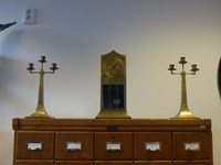 koperen pendule met kandelaars art deco